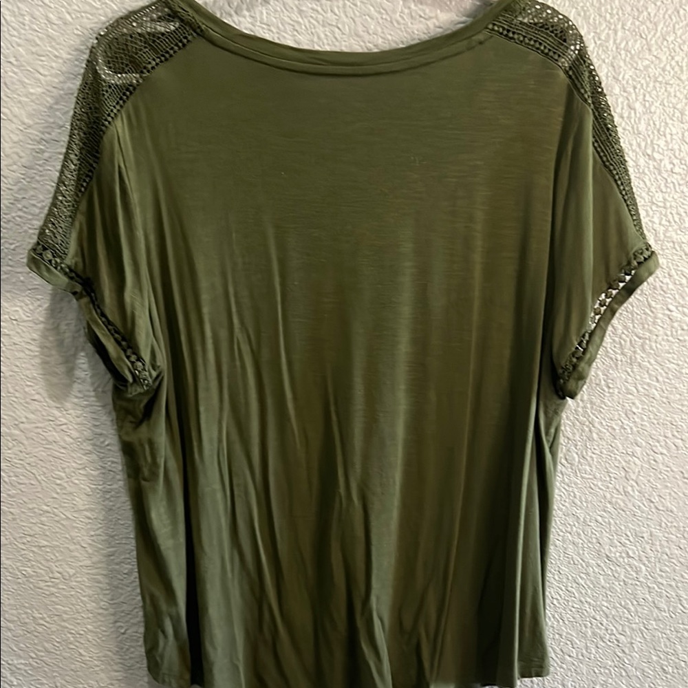 Avenue Army Green Relaxed Short Sleeve Blouse Eyelet size 18/20 - Picture 4 of 6